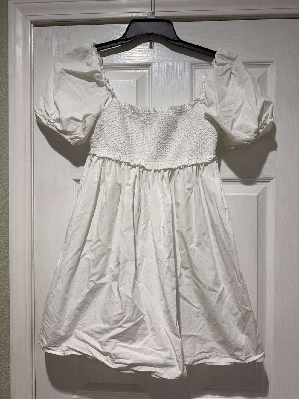 Juniors/Women’s White Puff Sleeve Smocked Dress